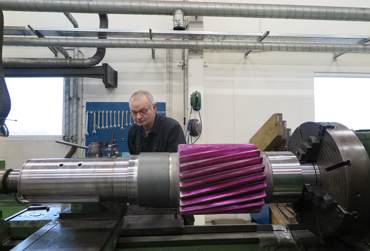 Machining of pinion shaft bearing journals after laser claddingh.jpg